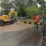 Kondisi banjir di wilayah Kabupaten Paser, Provinsi Kalimantan Timur, pada Minggu (23/2/2025). Kendaraan alat berat dikerahkan untuk menjebol trotoar jalan. Foto: BPBD Kabupaten Paser