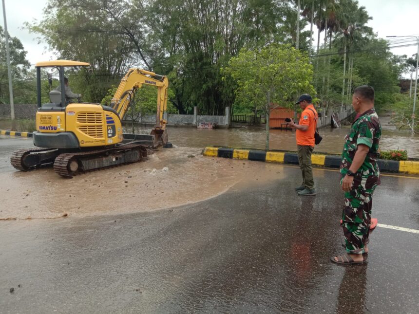 Kondisi banjir di wilayah Kabupaten Paser, Provinsi Kalimantan Timur, pada Minggu (23/2/2025). Kendaraan alat berat dikerahkan untuk menjebol trotoar jalan. Foto: BPBD Kabupaten Paser