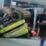 Kecelakaan satu unit truk pengangkut excavator mengalami rem blong di Jalan lintas Tembilahan Rengat, Kecamatan Tempuling, Kabupaten Indragiri Hilir (Inhil), Riau, Selasa (25/2/2025). Foto: Tangkap layar IG @info.negri