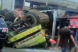 Kecelakaan satu unit truk pengangkut excavator mengalami rem blong di Jalan lintas Tembilahan Rengat, Kecamatan Tempuling, Kabupaten Indragiri Hilir (Inhil), Riau, Selasa (25/2/2025). Foto: Tangkap layar IG @info.negri