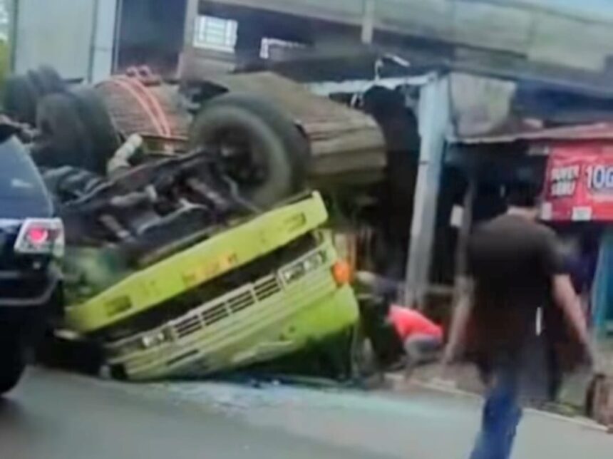 Kecelakaan satu unit truk pengangkut excavator mengalami rem blong di Jalan lintas Tembilahan Rengat, Kecamatan Tempuling, Kabupaten Indragiri Hilir (Inhil), Riau, Selasa (25/2/2025). Foto: Tangkap layar IG @info.negri