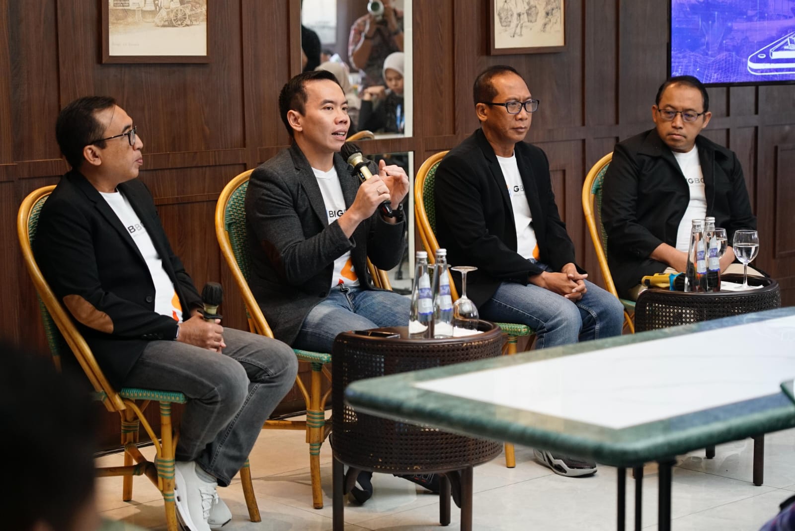 Direktur Digital Business Telkom Muhamad Fajrin Rasyid (kedua dari kiri) saat menjelaskan mengenai Artificial Intelligence (AI) di Jakarta, Rabu (26/2/2025). Foto: Telkom Indonesia