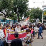 Puluhan massa menggelar aksi di depan gedung DPRD DKI Jakarta.(Foto Sofian/ipol.id)