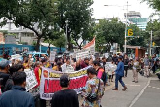 Puluhan massa menggelar aksi di depan gedung DPRD DKI Jakarta.(Foto Sofian/ipol.id)