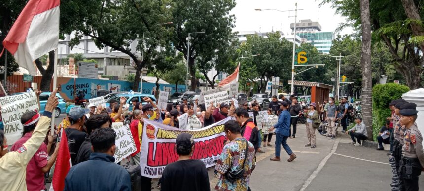 Puluhan massa menggelar aksi di depan gedung DPRD DKI Jakarta.(Foto Sofian/ipol.id)