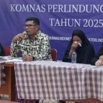 Ketua Umum Komite Nasional Perlindungan Anak (Ketum Komnas PA), Agustinus Sirait bersama Sekretaris Jenderal Komnas PA, Pravistania R Putri dan artis juga pengacara Cornelia Agatha serta Ibu korban kekerasan anak inisial S dalam konfrensi pers Catatan Akhir Tahun 2024-Februari 2025 di kantor Komnas PA di Pasar Rebo, Jakarta Timur, Rabu (26/2/2025). Foto: Joesvicar Iqbal/ipol.id