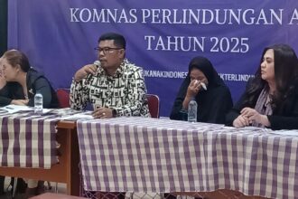 Ketua Umum Komite Nasional Perlindungan Anak (Ketum Komnas PA), Agustinus Sirait bersama Sekretaris Jenderal Komnas PA, Pravistania R Putri dan artis juga pengacara Cornelia Agatha serta Ibu korban kekerasan anak inisial S dalam konfrensi pers Catatan Akhir Tahun 2024-Februari 2025 di kantor Komnas PA di Pasar Rebo, Jakarta Timur, Rabu (26/2/2025). Foto: Joesvicar Iqbal/ipol.id