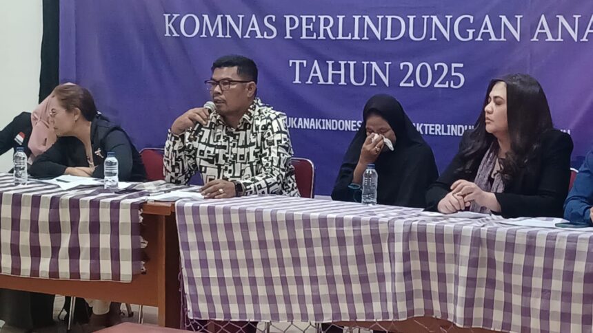 Ketua Umum Komite Nasional Perlindungan Anak (Ketum Komnas PA), Agustinus Sirait bersama Sekretaris Jenderal Komnas PA, Pravistania R Putri dan artis juga pengacara Cornelia Agatha serta Ibu korban kekerasan anak inisial S dalam konfrensi pers Catatan Akhir Tahun 2024-Februari 2025 di kantor Komnas PA di Pasar Rebo, Jakarta Timur, Rabu (26/2/2025). Foto: Joesvicar Iqbal/ipol.id