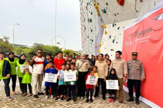 Anggota Komisi E DPRD yang juga Sekretaris DPD PD DKI Jakarta, Desie Christiyana Sari (berhijab) bersama pecinta panjat tebing.(Foto istimewa)