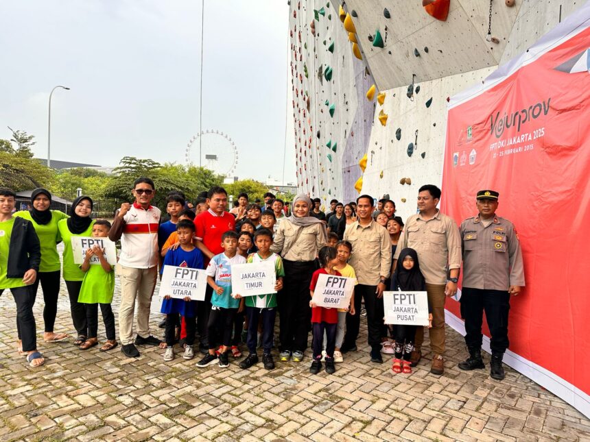 Anggota Komisi E DPRD yang juga Sekretaris DPD PD DKI Jakarta, Desie Christiyana Sari (berhijab) bersama pecinta panjat tebing.(Foto istimewa)