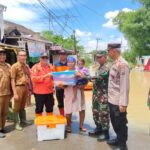 BPBD Kabupaten Mojokerto mendistribusikan bantuan logistik kepada warga terdampak banjir di Kabupaten Mojokerto, Provinsi Jawa Timur, pada Selasa (25/2/2025). Foto: Ist