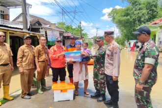 BPBD Kabupaten Mojokerto mendistribusikan bantuan logistik kepada warga terdampak banjir di Kabupaten Mojokerto, Provinsi Jawa Timur, pada Selasa (25/2/2025). Foto: Ist