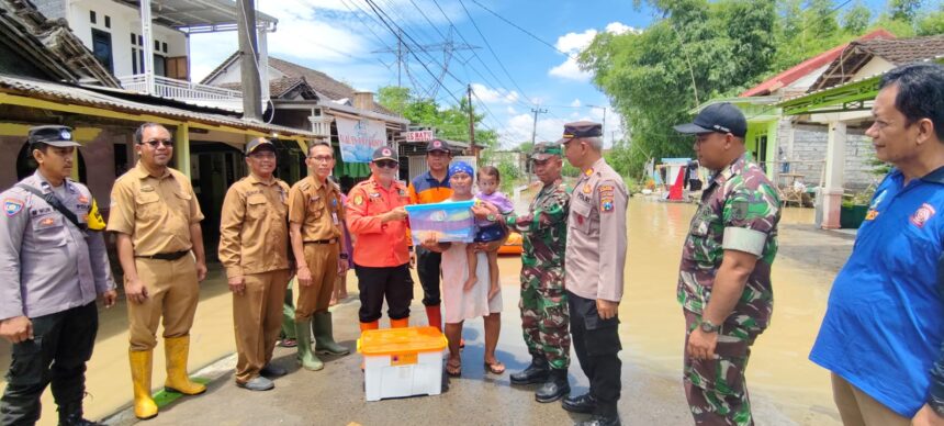 BPBD Kabupaten Mojokerto mendistribusikan bantuan logistik kepada warga terdampak banjir di Kabupaten Mojokerto, Provinsi Jawa Timur, pada Selasa (25/2/2025). Foto: Ist