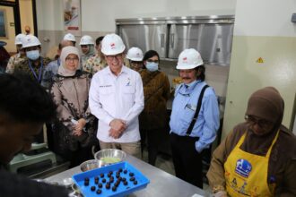 Kepala Badan Pengawas Obat dan Makanan Republik Indonesia (BPOM RI) yang baru yakni Taruna Ikrar, M.Biomed didampingi Direktur Indofood, Franciscus Welirang bersama pejabat terkait beserta jajaran saat berkunjung ke pabrik Bogasari Flour Mills, anak usaha dari PT Indofood Sukses Makmur Tbk di kawasan Tanjung Priok, Jakarta Utara, pada Kamis (27/2/2025) siang. Foto: Ist