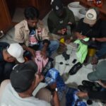 Sebanyak 10 pemuda warga Kelurahan Klender, Kecamatan Duren Sawit, saat mengikuti pemberdayaan sebagai penyemir sepatu di Ruang Pola Lantai 2, Gedung Blok A Kantor Walikota Jakarta Timur, Kamis (27/2/2025). Foto: Ist