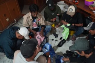 Sebanyak 10 pemuda warga Kelurahan Klender, Kecamatan Duren Sawit, saat mengikuti pemberdayaan sebagai penyemir sepatu di Ruang Pola Lantai 2, Gedung Blok A Kantor Walikota Jakarta Timur, Kamis (27/2/2025). Foto: Ist