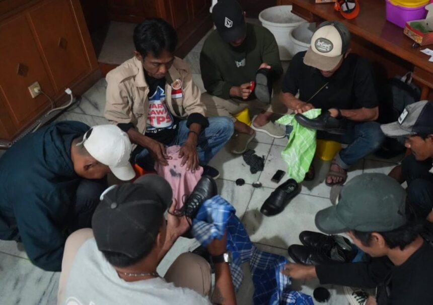 Sebanyak 10 pemuda warga Kelurahan Klender, Kecamatan Duren Sawit, saat mengikuti pemberdayaan sebagai penyemir sepatu di Ruang Pola Lantai 2, Gedung Blok A Kantor Walikota Jakarta Timur, Kamis (27/2/2025). Foto: Ist