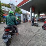 Sejumlah pengendara motor antre untuk melakukan pengisian bahan bakar minyak (BBM) Pertamax dan atau Pertalite pada sebuah SPBU di Jakarta, pada Kamis (27/2/2025). Foto: Joesvicar Iqbal/ipol.id