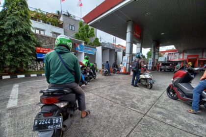 Sejumlah pengendara motor antre untuk melakukan pengisian bahan bakar minyak (BBM) Pertamax dan atau Pertalite pada sebuah SPBU di Jakarta, pada Kamis (27/2/2025). Foto: Joesvicar Iqbal/ipol.id