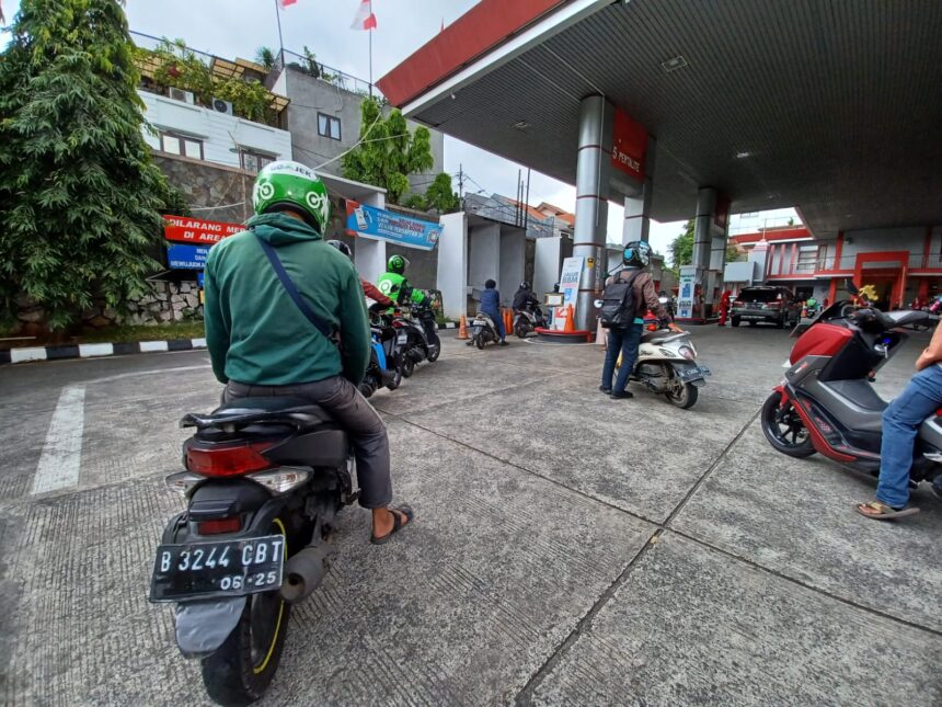 Sejumlah pengendara motor antre untuk melakukan pengisian bahan bakar minyak (BBM) Pertamax dan atau Pertalite pada sebuah SPBU di Jakarta, pada Kamis (27/2/2025). Foto: Joesvicar Iqbal/ipol.id