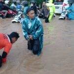 Kondisi banjir saat melanda wilayah Kabupaten Pesawaran, Lampung, pada Jumat (28/2/2025), mengakibatkan kemacetan panjang arus lalu lintas dan mengganggu aktivitas masyarakat. Foto: BPBD Kabupaten Pesawaran.