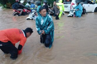 Kondisi banjir saat melanda wilayah Kabupaten Pesawaran, Lampung, pada Jumat (28/2/2025), mengakibatkan kemacetan panjang arus lalu lintas dan mengganggu aktivitas masyarakat. Foto: BPBD Kabupaten Pesawaran.