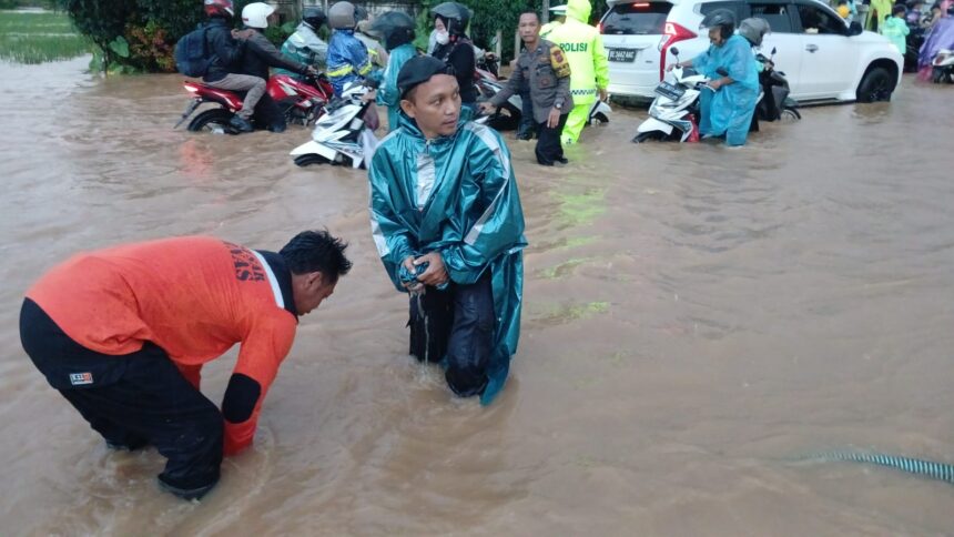 Kondisi banjir saat melanda wilayah Kabupaten Pesawaran, Lampung, pada Jumat (28/2/2025), mengakibatkan kemacetan panjang arus lalu lintas dan mengganggu aktivitas masyarakat. Foto: BPBD Kabupaten Pesawaran.