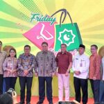 Menteri Koordinator Bidang Perekonomian Airlangga Hartarto, bersama Kepala Badan Pangan Nasional Indonesia Arief Prasetyo Adi saat launching Program Friday Mubarak di Hypermat Puri, Jakarta Barat, pada Jumat (28/2/2025). Foto: Ipol.id/Vinolla Romadhona