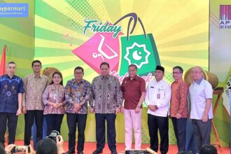 Menteri Koordinator Bidang Perekonomian Airlangga Hartarto, bersama Kepala Badan Pangan Nasional Indonesia Arief Prasetyo Adi saat launching Program Friday Mubarak di Hypermat Puri, Jakarta Barat, pada Jumat (28/2/2025). Foto: Ipol.id/Vinolla Romadhona