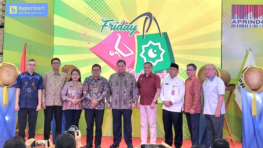 Menteri Koordinator Bidang Perekonomian Airlangga Hartarto, bersama Kepala Badan Pangan Nasional Indonesia Arief Prasetyo Adi saat launching Program Friday Mubarak di Hypermat Puri, Jakarta Barat, pada Jumat (28/2/2025). Foto: Ipol.id/Vinolla Romadhona