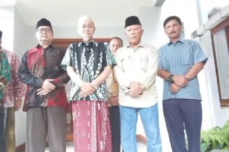 Tokoh Banten KH. Embay Mulya Syarif (tengah) saat menyoroti permohonan alih fungsi hutan lindung menjadi hutan produksi di lokasi Proyek Strategis Nasional (PSN) Pantai Indah Kapuk (PIK) 2 Tropical Coastland. (Foto: Istimewa)