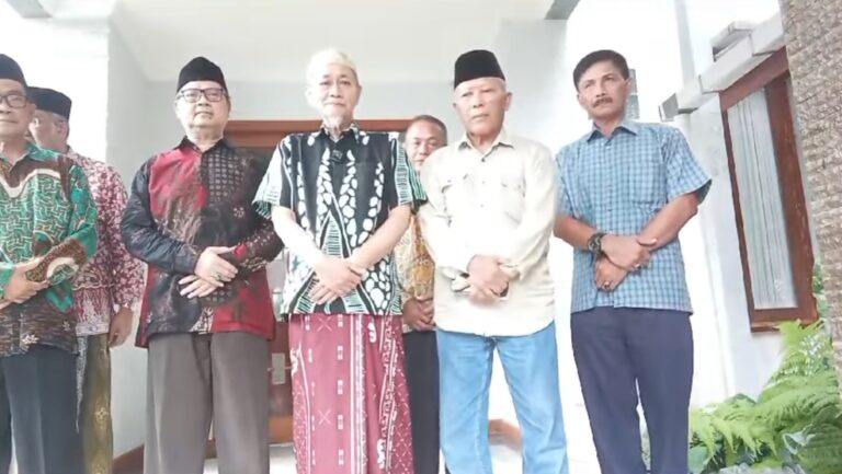 Tokoh Banten KH. Embay Mulya Syarif (tengah) saat menyoroti permohonan alih fungsi hutan lindung menjadi hutan produksi di lokasi Proyek Strategis Nasional (PSN) Pantai Indah Kapuk (PIK) 2 Tropical Coastland. (Foto: Istimewa)