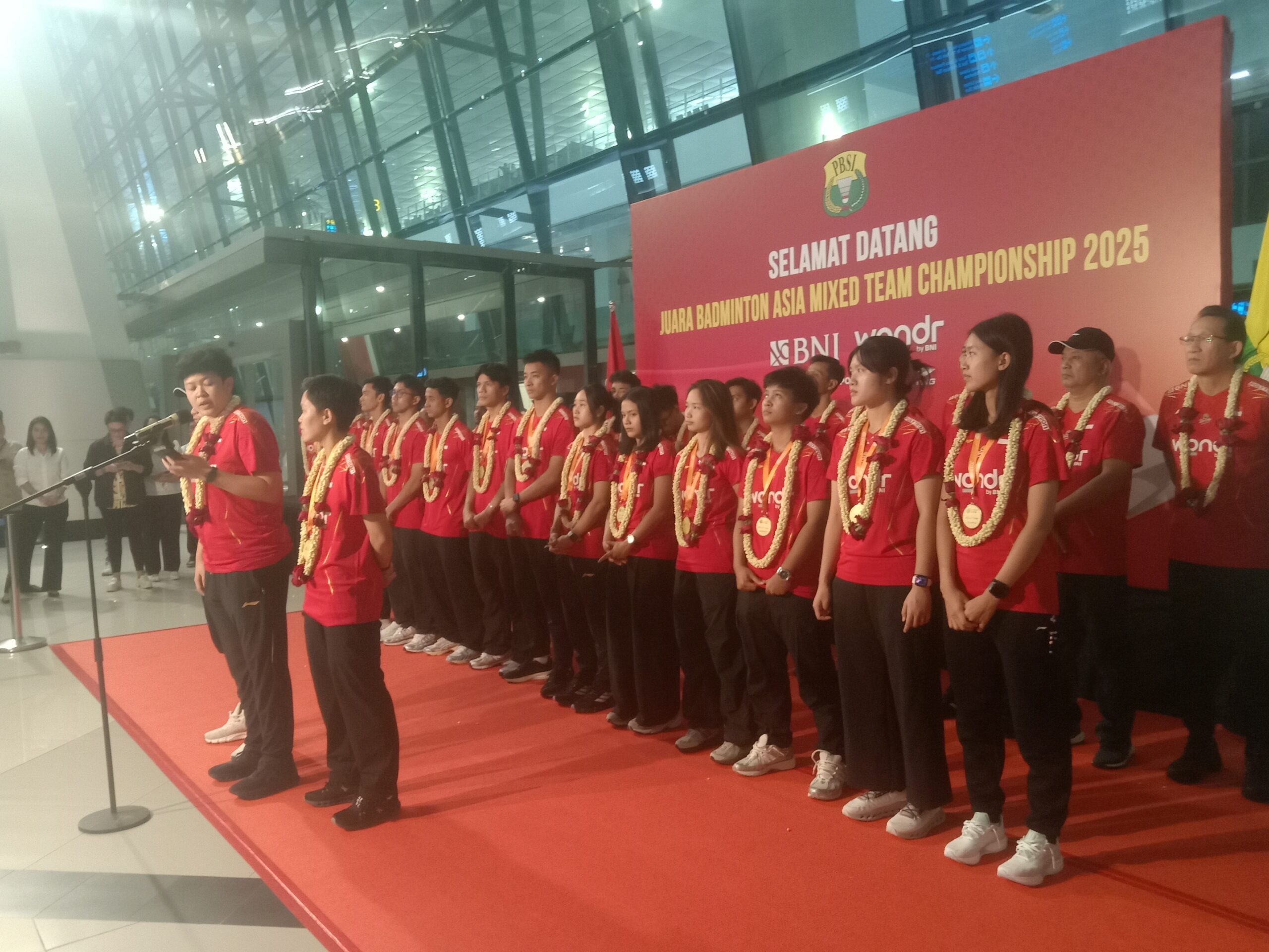 Timnas bulu tangkis Indonesia yang merebut gelar juara BAMTC 2025 tiba di Bandara Soekarno-Hatta, Tangerang, Senin 17 Februari 2025. Foto/bam