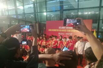 Timnas bulu tangkis Indonesia yang merebut gelar juara BAMTC 2025 tiba di Bandara Soekarno-Hatta, Tangerang, Senin 17 Februari 2025. Foto/bam