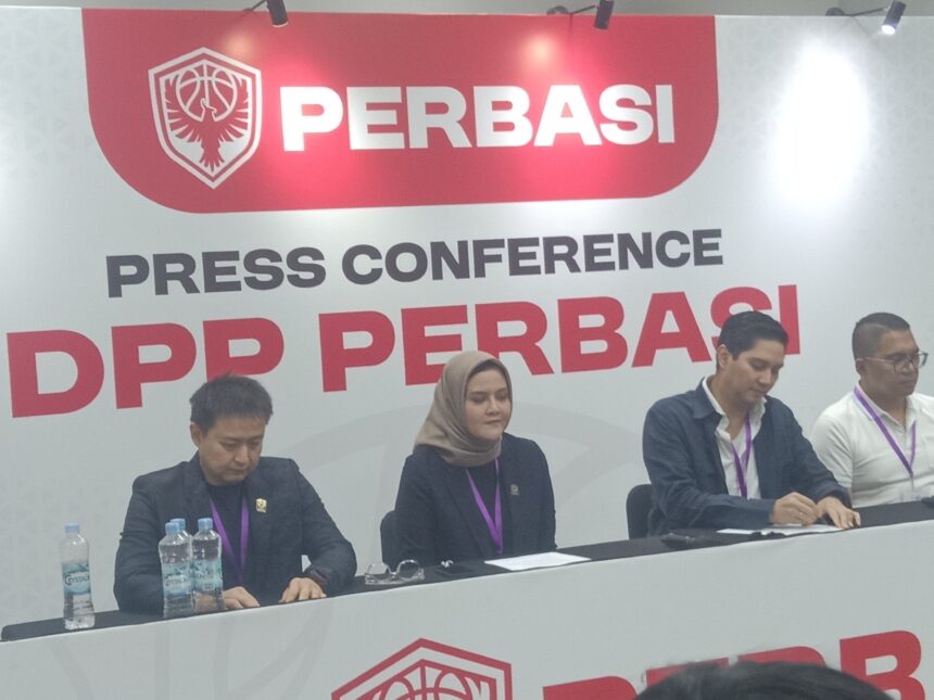 Budisatrio Djiwandono, Ketua Umum DPP Perbasi, dalam jumpa pers di Indonesia Arena, Minggu (23/2).