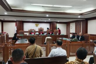 Sidang perkara pemalsuan surat putusan Mahkamah Agung (MA) dan dugaan pelanggaran etik sebagai dosen, dengan terdakwa Guru Besar Universitas Hasanuddin (Unhas) Prof Dr Marthen Napang, ditunda 2 (dua) pekan depan, oleh Majelis Hakim Pengadilan Negeri (PN) Jakarta Pusat, Rabu, (26/2/2025). Foto: Yudha Krastawan/ipol.id