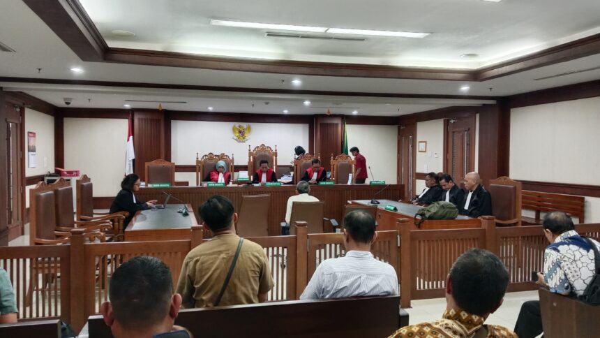 Sidang perkara pemalsuan surat putusan Mahkamah Agung (MA) dan dugaan pelanggaran etik sebagai dosen, dengan terdakwa Guru Besar Universitas Hasanuddin (Unhas) Prof Dr Marthen Napang, ditunda 2 (dua) pekan depan, oleh Majelis Hakim Pengadilan Negeri (PN) Jakarta Pusat, Rabu, (26/2/2025). Foto: Yudha Krastawan/ipol.id