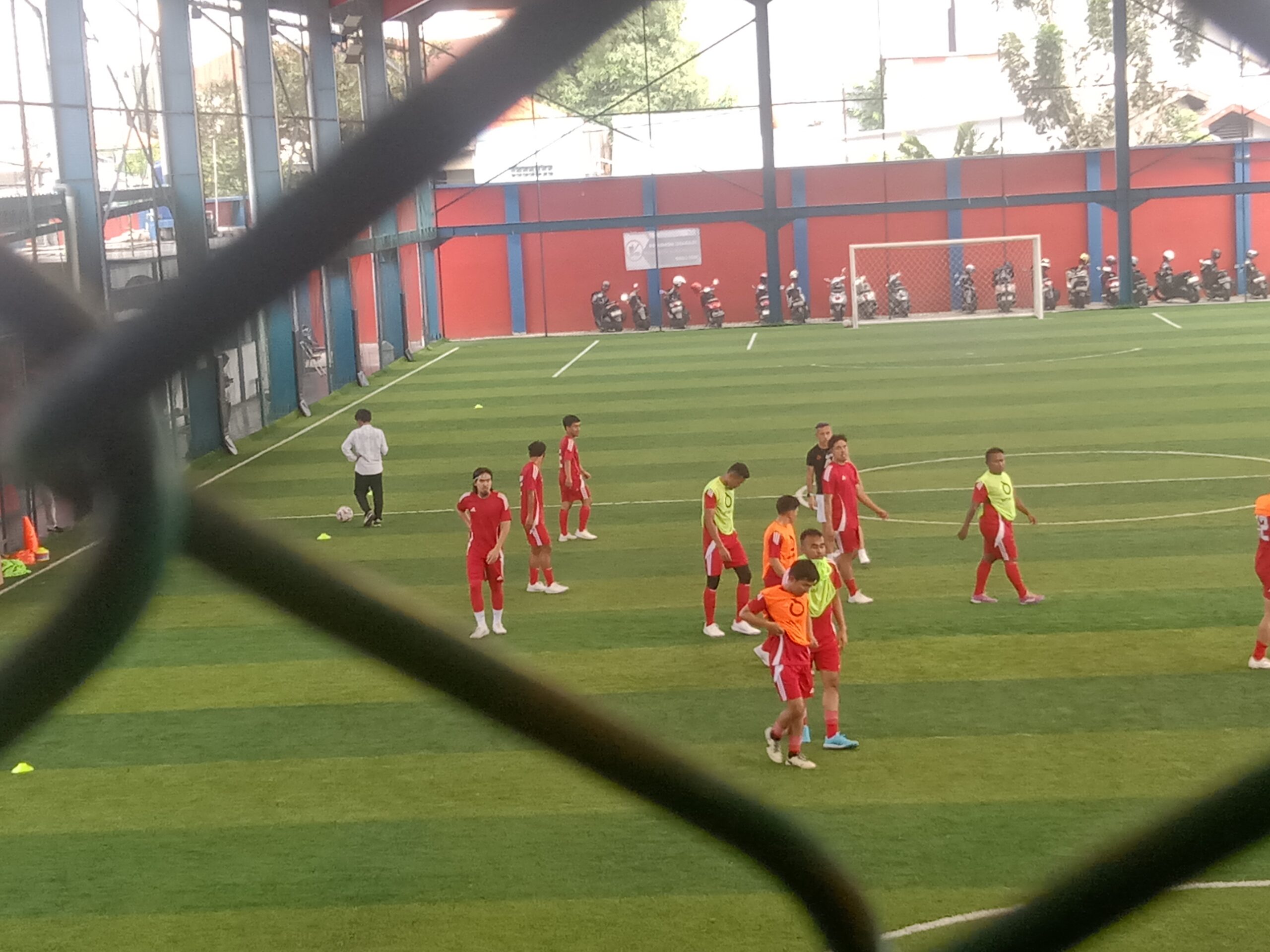 Tim Sepakbola Mini berlatih di  ZSC Minisoccer, Jakarta Pusat, Jakarta, Jumat (28/2/2025). Foto/Bambang