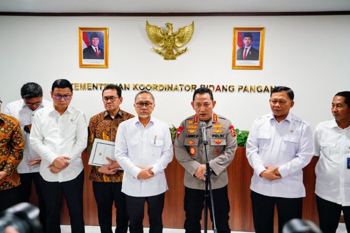 Kapolri Jenderal Polisi Drs. Listyo Sigit Prabowo menghadiri rapat koordinasi (rakor) terbatas bersama Menko Bidang Pangan, Zulkifli Hasan, di Kantor Kemenko Pangan, Jakarta.