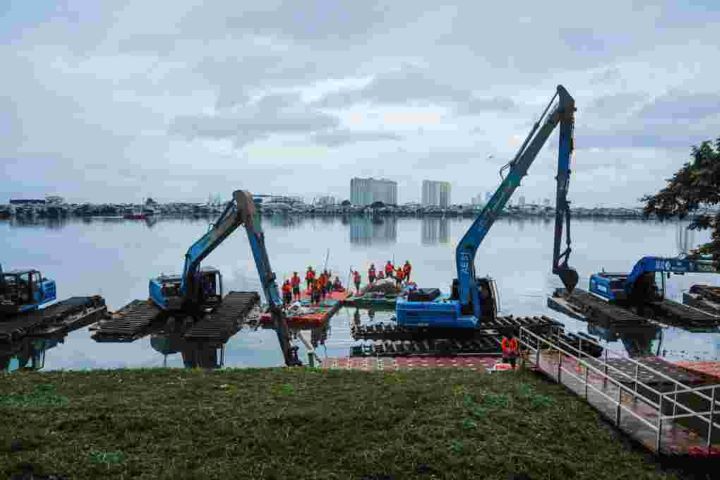 Proses pengerukan lumpur di sungai Jakarta.(Foto dok pemprov)