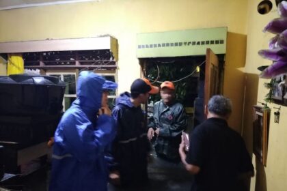Kondisi banjir yang mengakibatkan terendamnya Desa Air Lintang, di Kecamatan Muara Enim, Kabupaten Muara Enim, Provinsi Sumatera Selatan, pada Sabtu (15/2/2025) malam. Foto: BPBD Kabupaten Muara Enim