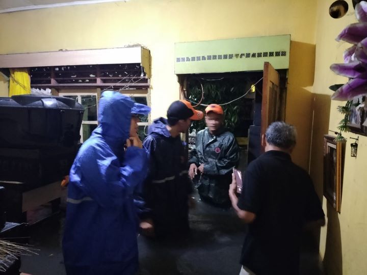 Kondisi banjir yang mengakibatkan terendamnya Desa Air Lintang, di Kecamatan Muara Enim, Kabupaten Muara Enim, Provinsi Sumatera Selatan, pada Sabtu (15/2/2025) malam. Foto: BPBD Kabupaten Muara Enim