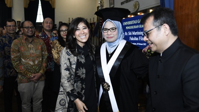 Menkomdigi bersama Guru Besar Filsafat dUGM Yogyakarta. Foto: Dok Kemkomdigi