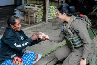 Tak hanya berbincang, Brigpol Ita juga membeli sejumlah barang dagangan dari para mama-mama Papua, seperti sayur-mayur, buah-buahan, serta hasil bumi lainnya.