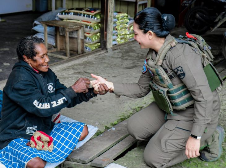 Tak hanya berbincang, Brigpol Ita juga membeli sejumlah barang dagangan dari para mama-mama Papua, seperti sayur-mayur, buah-buahan, serta hasil bumi lainnya.