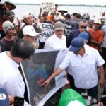 Menteri Nusron Wahid saat meninjau pagar laut di pesisir Kab Bekasi. Foto: dok humas