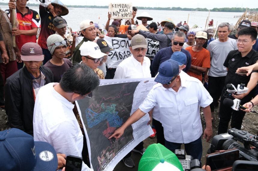 Menteri Nusron Wahid saat meninjau pagar laut di pesisir Kab Bekasi. Foto: dok humas