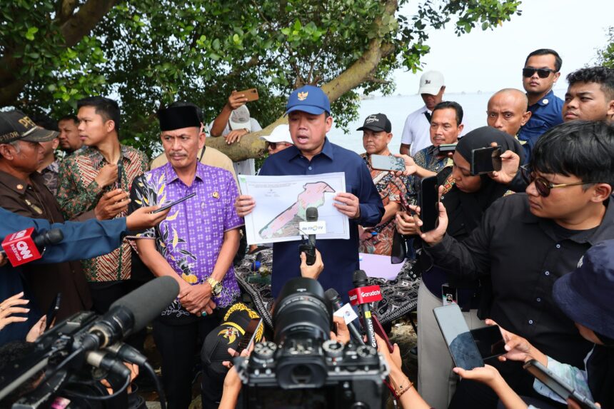 Menteri ATR/BPN saat meninjau pagar laut Tangerang di Desa Kohod Kab Tangerang. Foto: dok humas