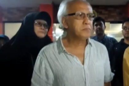 Iwan Fals didampingi sang istri menjalani pemeriksaan di Polres Metro Jakarta Selatan. Foto: Ist