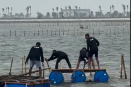 Pembongkaran pagar laut di perairan Kabupaten Tangerang, Banten. Foto: Ist